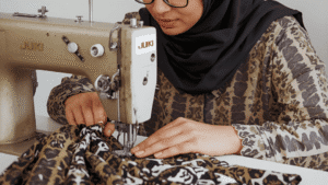 seorang wanita karyawan jahit motifkain.com sedang mengerjakan order jasa jahit FOB, kain motif abstrak